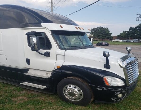 
								Freightliner Cascadia Sleeper 2016 full									